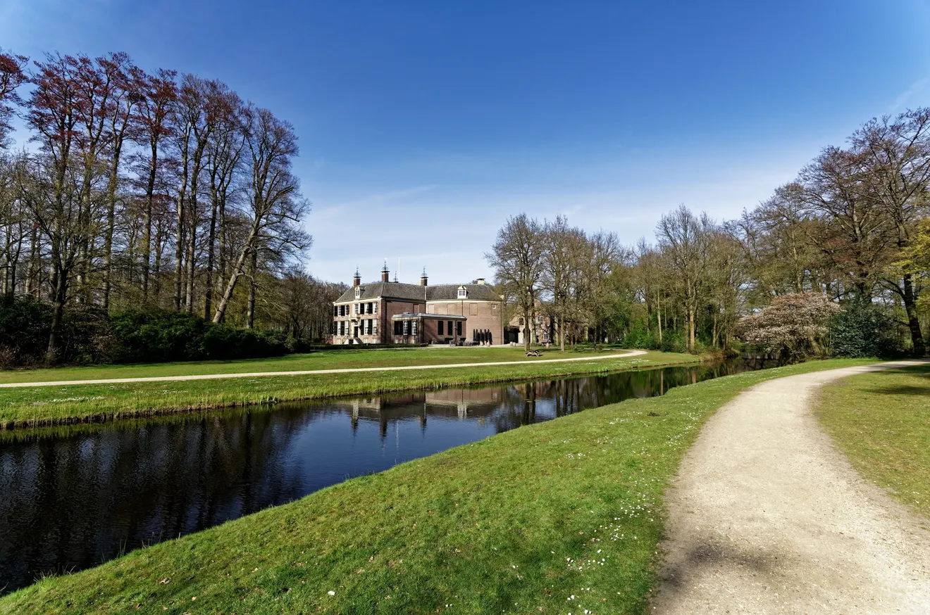 Kasteel Groeneveld in Baarn met het park en de gracht