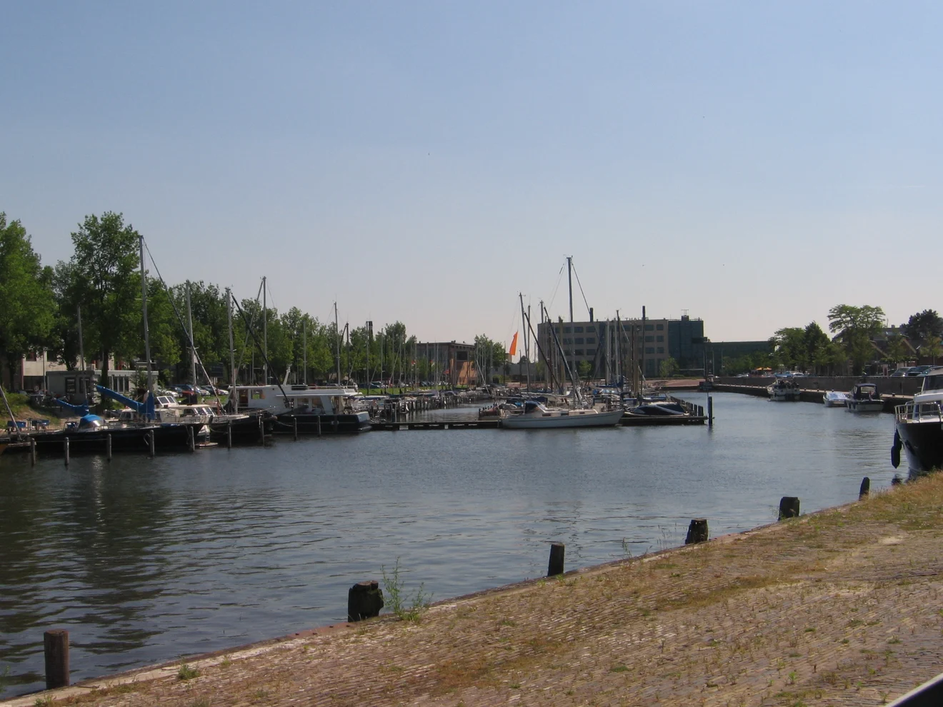 Zeilboten en de kade in de haven van Huizen