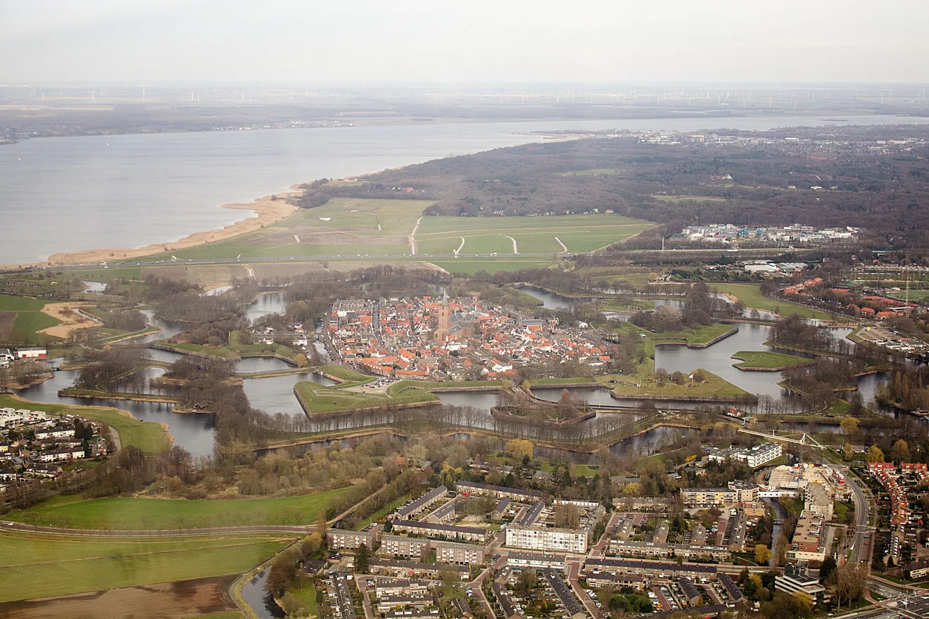 Naarden-Vesting met de stervormige vestingwerken en grachten